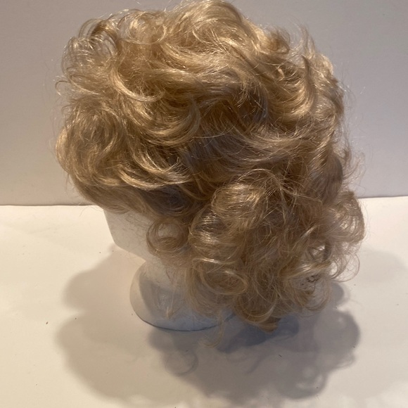 Woman’s Blonde Wig - Picture 2 of 5
